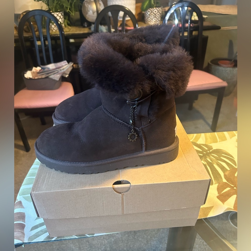 Brand new Chocolste brown Uggs